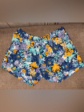 Patagonia Woman’s Barely Baggies Short 2.5” Size Medium